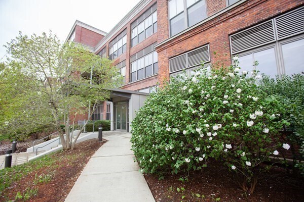 Building Photo - 156 Porter St