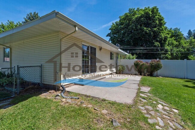 Building Photo - 1468 E Burnham Ave