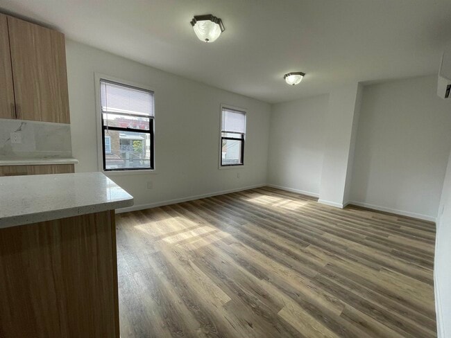 Building Photo - 416 10TH St