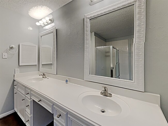Building Photo - 16031 Hidden Acres Dr