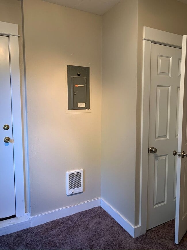 Building Photo - Large Four Bedroom House in Newberg