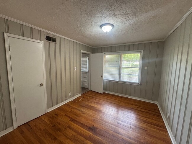 Building Photo - Brick One Level.