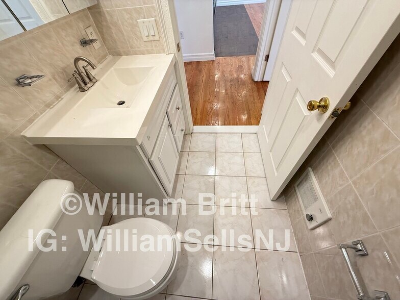 Building Photo - 373 Danforth Ave