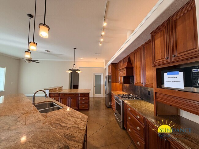 Building Photo - 249 Beachview Dr NE