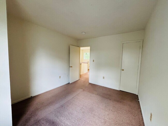 Building Photo - 4 Bedroom 2.5 Bath Townhouse