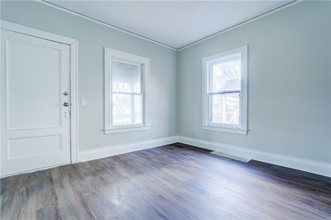 Building Photo - 461 Parsells Ave