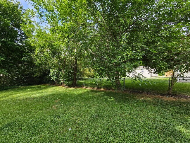 Building Photo - Well Maintained 3 Bedroom Home In The City