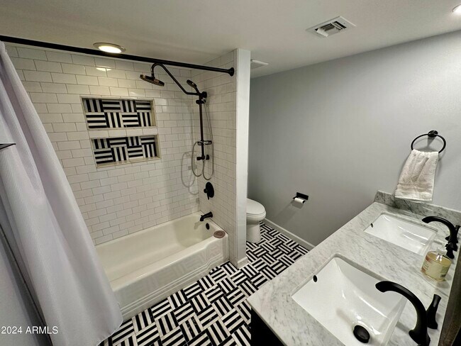 Building Photo - 5634 E Wilshire Dr