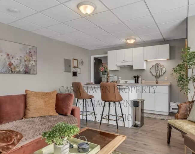 Building Photo - Modern 1 Bed 1 Bath - Pet Friendly!