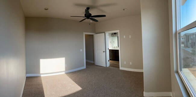 Building Photo - Beautiful like new 3 Bedroom, 2.5 Bathroom...