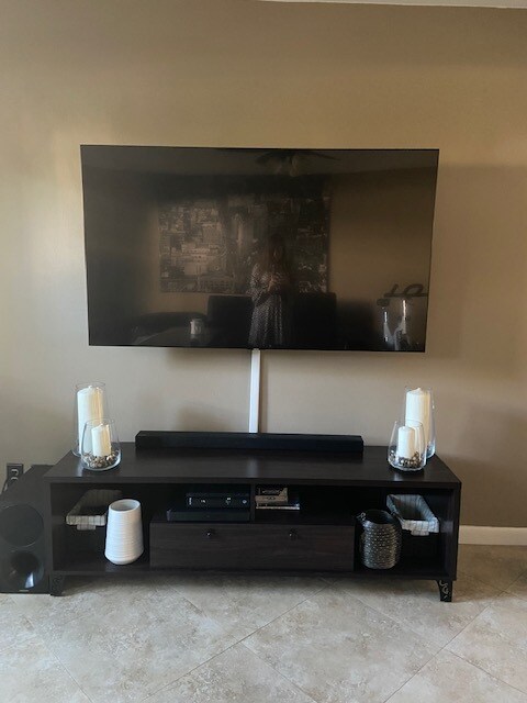 Building Photo - 571 NE 7th Ave