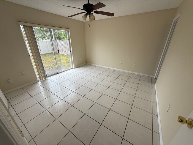 Building Photo - EAST ORLANDO: 3 bed/2 bath, 2 Car Garage A...
