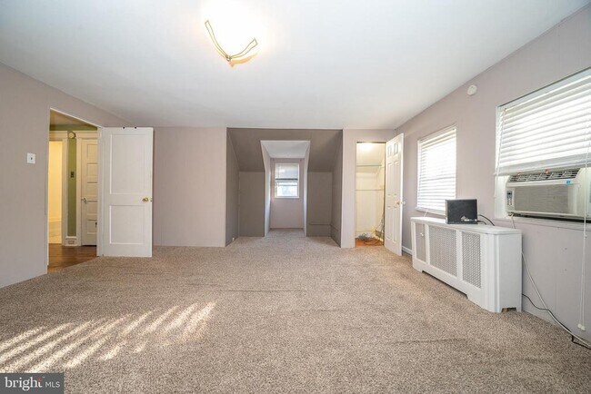 Building Photo - 709 E 20th St