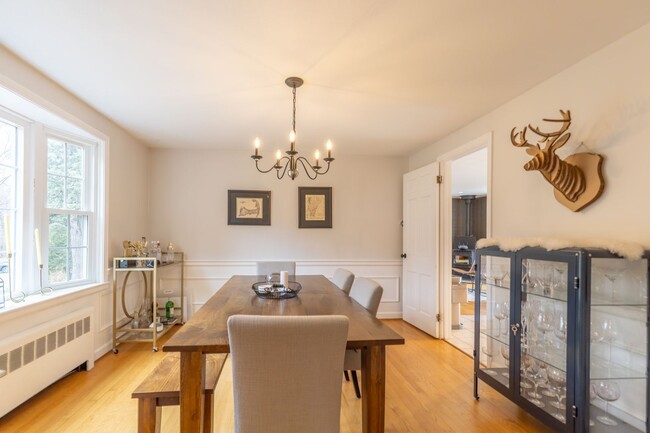 Building Photo - Bright and Beautiful 4 Bedroom Colonial