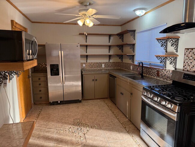 Building Photo - Charming 3-Bedroom Home in Convenient Tulsa Location