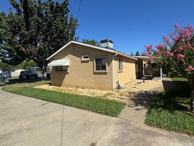 Building Photo - 2720 Larry Ln