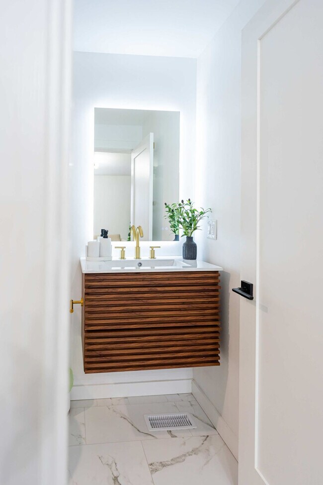 Building Photo - 42 White St Pl