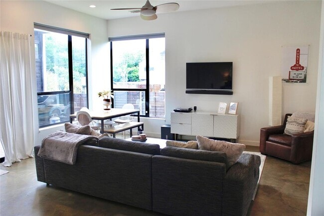 Building Photo - 3700 Garden Villa Ln