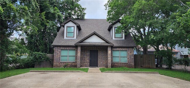 Building Photo - 226 Lynn Dr