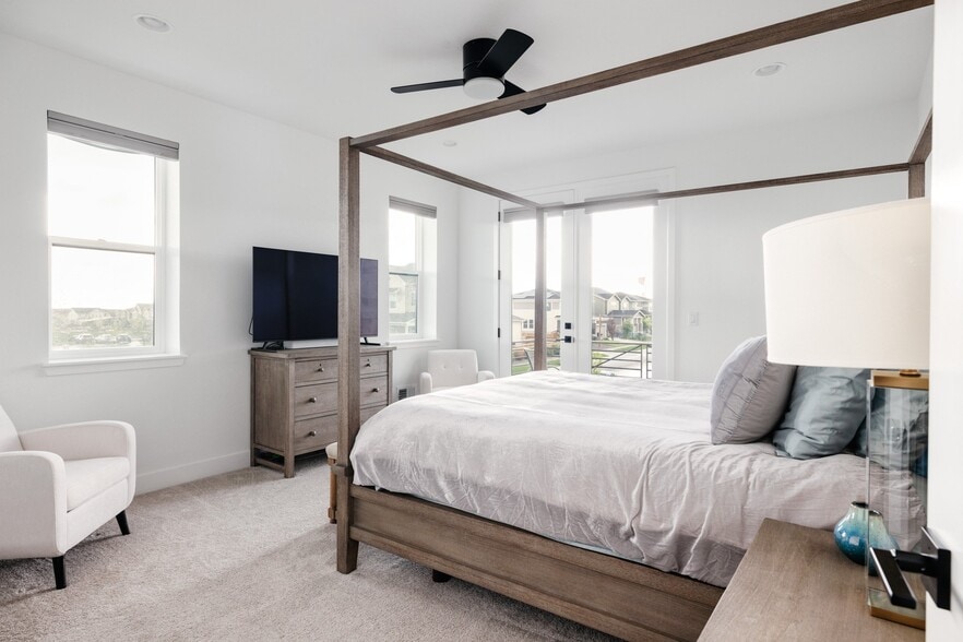 Building Photo - 6010 N Perth St