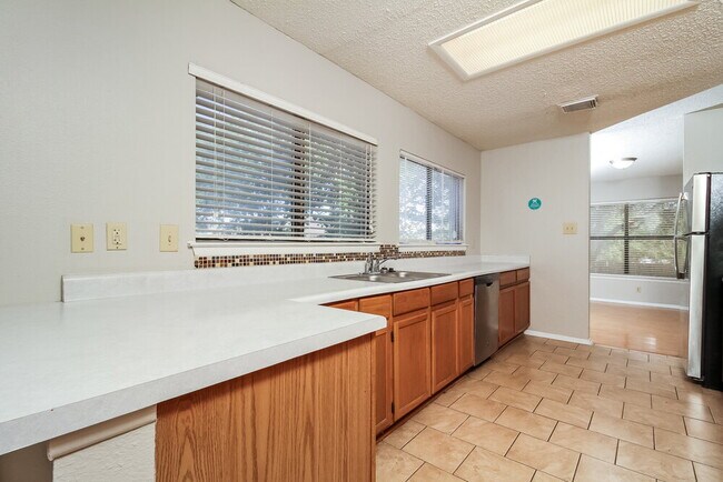 Building Photo - 6854 Park Haven