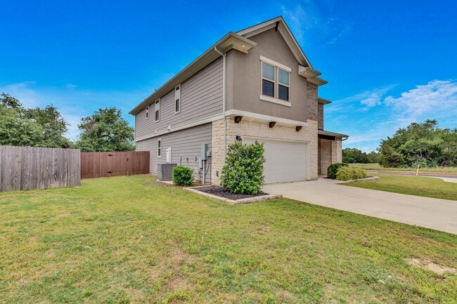 Building Photo - 701 Hays Hill Dr