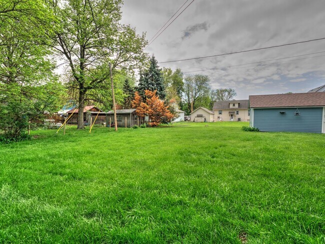 Building Photo - 3 Bedroom / 1 Bath Home with Washer/Dryer ...