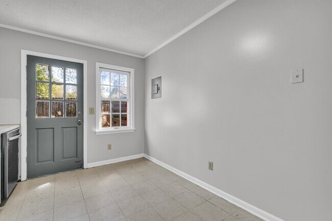 Building Photo - 417 E Jordan Ave