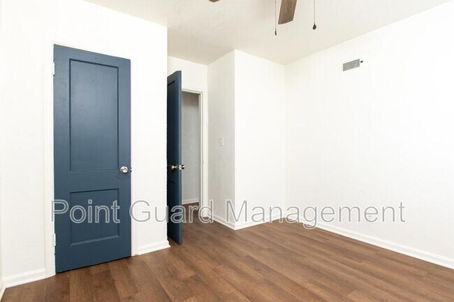 Building Photo - 842 Sylvan Ln