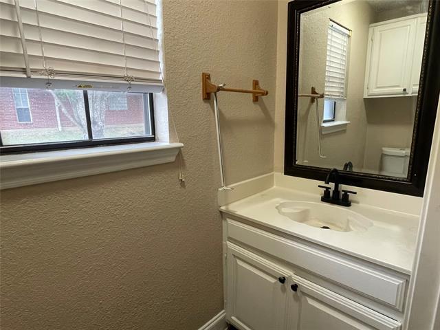 Building Photo - 2111 Meadowview Dr