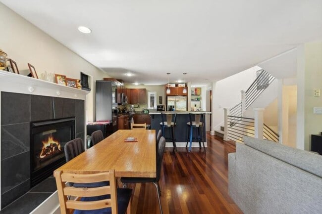 Building Photo - 2 bedroom in Seattle WA 98103