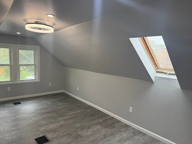 Building Photo - 1050 Bulen Ave