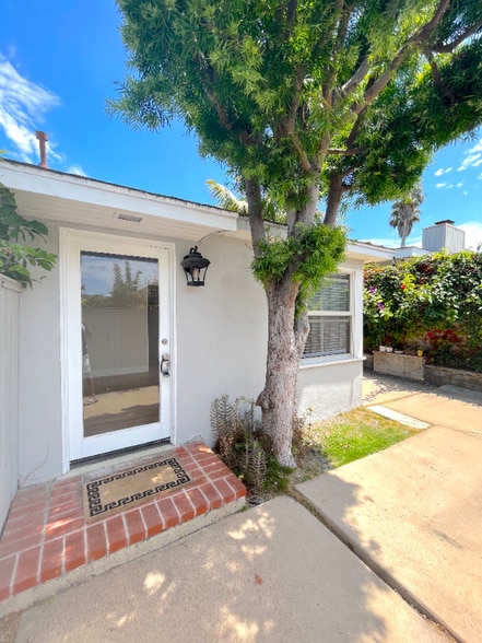 Building Photo - 666 Glenneyre St