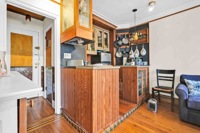 Building Photo - Light-filled one-bedroom in elevator buidl...