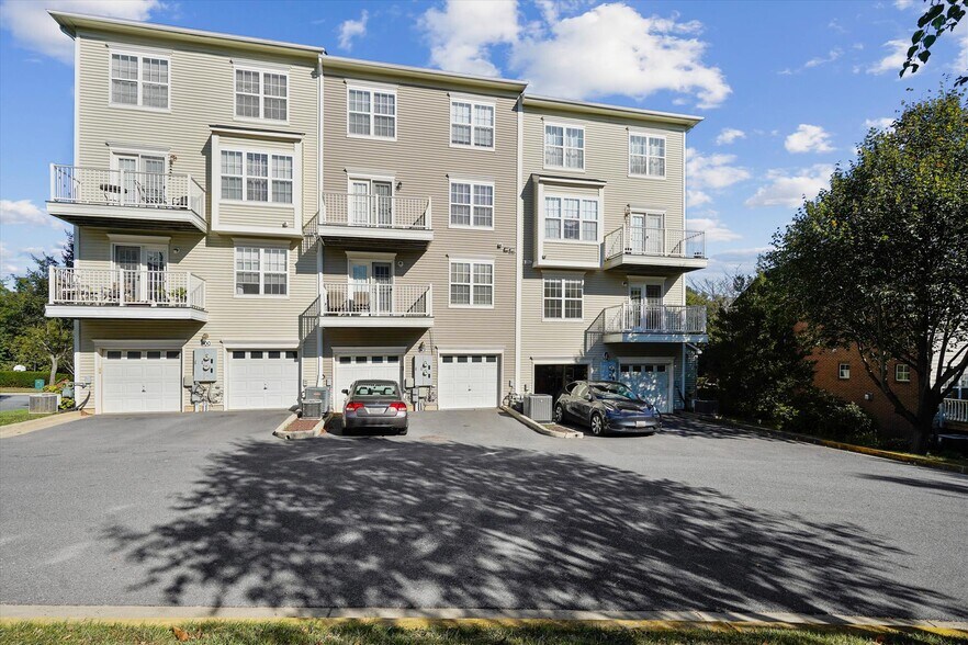 Building Photo - 604 Highland Ridge Ave