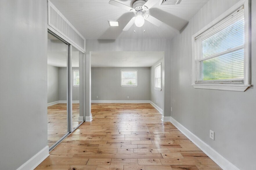 Building Photo - 3127 N Riverside Dr