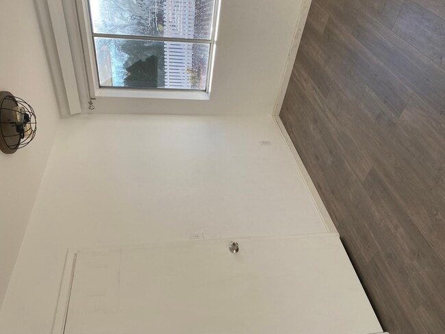 Building Photo - 552 E Lamarcia Dr