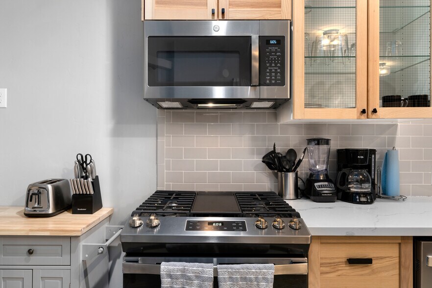 Building Photo - 3228 Broadway