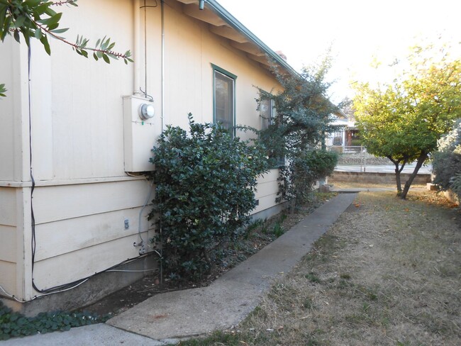 Building Photo - Charming Vintage Home