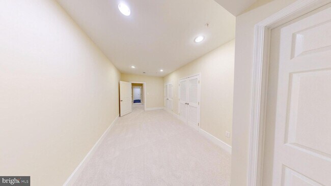 Building Photo - 6403 Earlham Dr