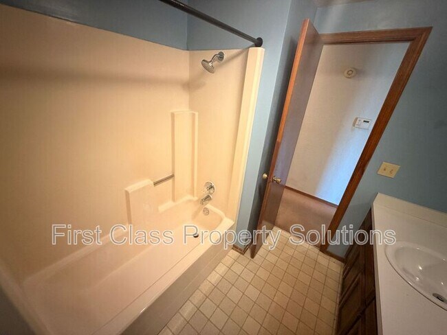 Building Photo - 8613 E Parkridge Dr