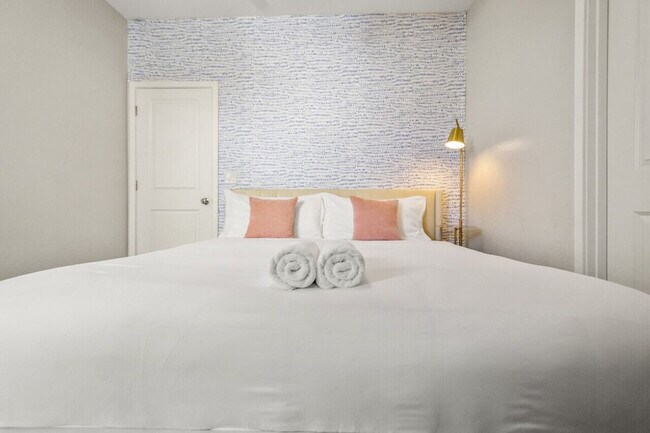 Building Photo - 6606 W Paradise Ln