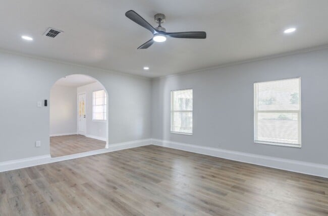 Building Photo - Newly remodeled 3 bad 2 bath near South Lo...
