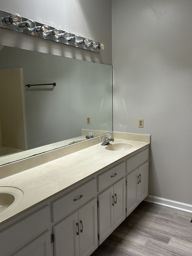 Building Photo - 246 Woodcastle Dr