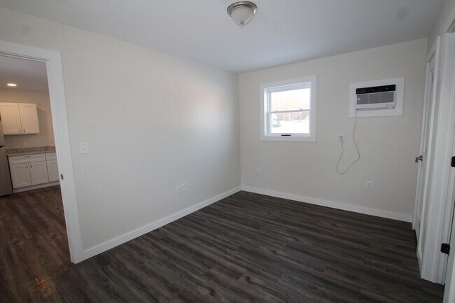 Building Photo - Beautifully remodeled and completed 1 bedroom apartment. FREE MONTH OF RENT!*