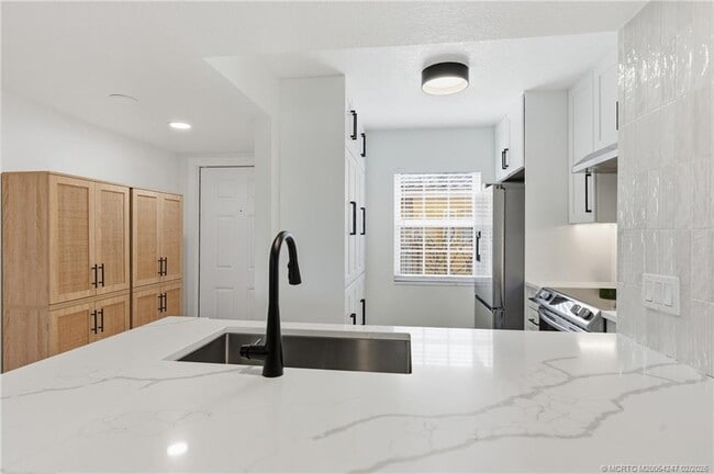 Building Photo - 1155 Lake Shore Dr