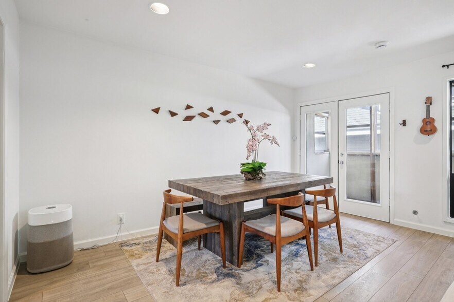 Building Photo - 1106 W 6th St