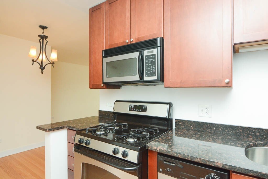 Building Photo - 650 W Wrightwood Ave