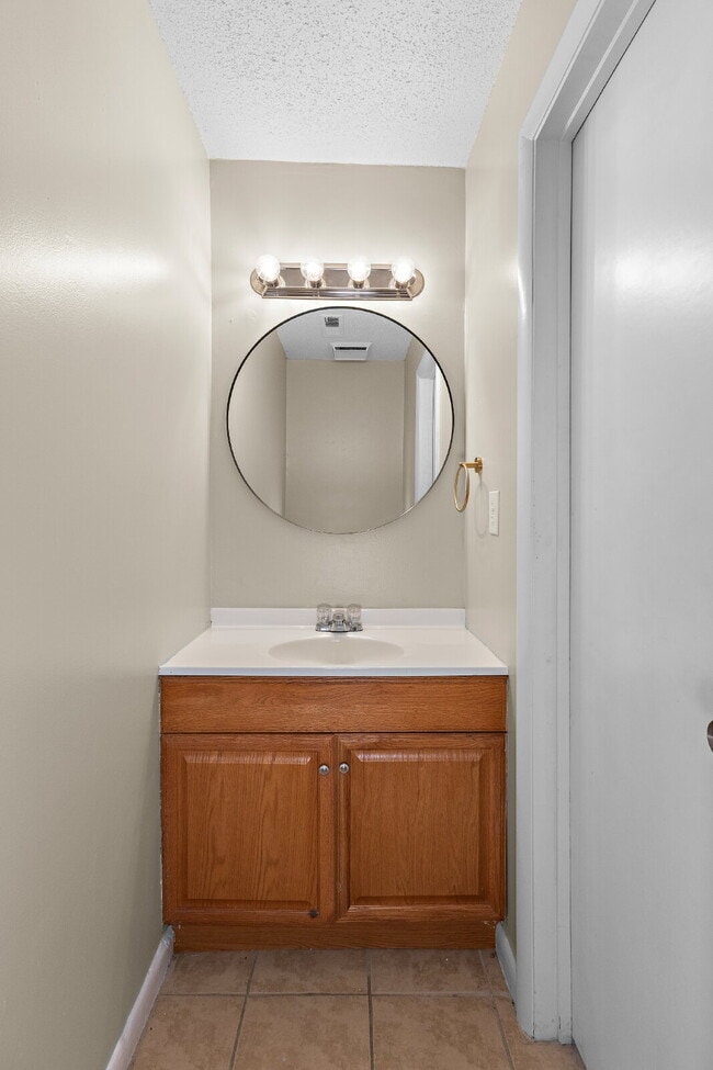 Building Photo - !Wow! Updated townhouse for rent Virginia Beach