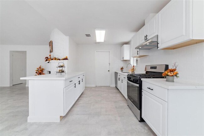 Building Photo - 12018 Troulon Dr
